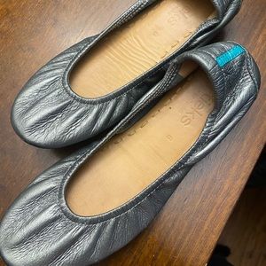 Size 6 Metallic Silver Tieks
